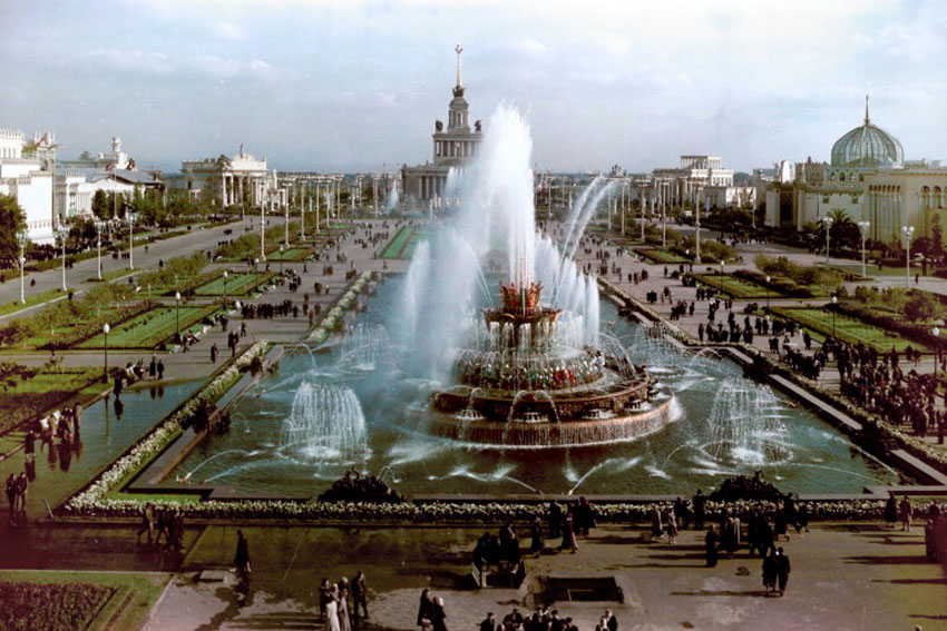 Фонтан Каменный цветок и главный павильон ВСХВ, 1954 год.

Главная...