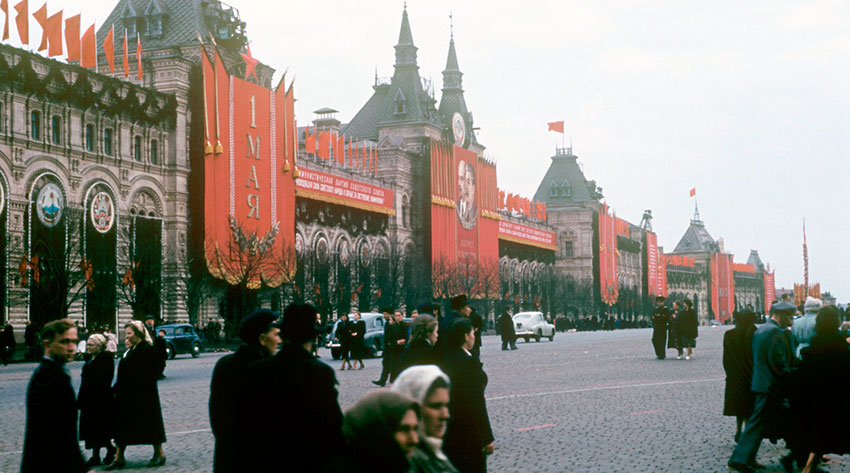 Красная площадь готовится к празднованию первомая,.1954 год.