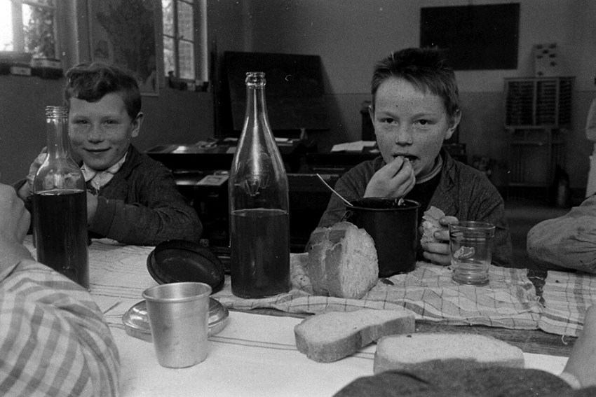 Школьный обед с вином в французской сельской школе, 1954 год.