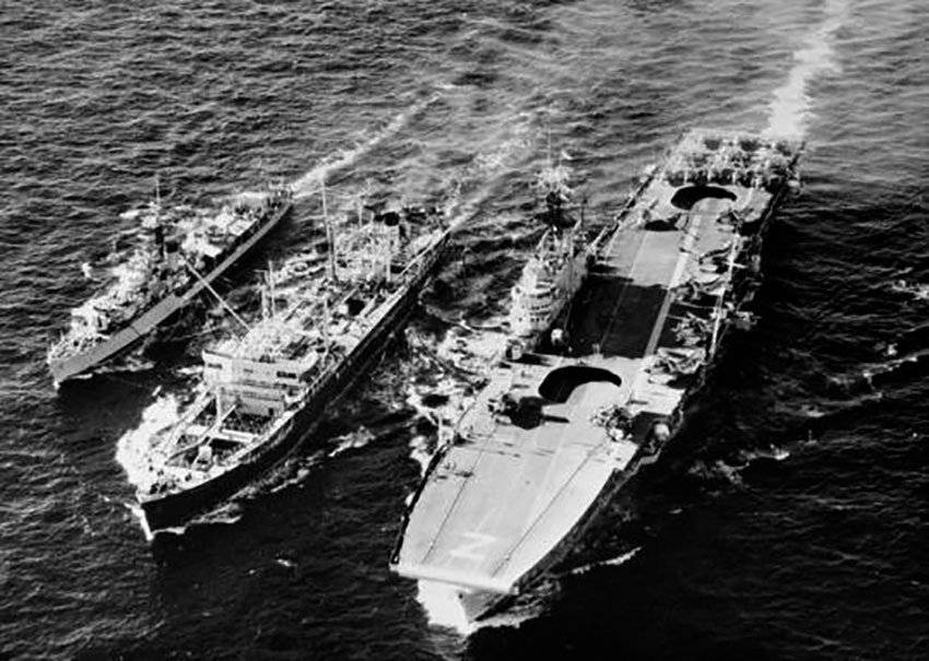 Британские авианосцы HMS Albion и Centaur во время учений британских...