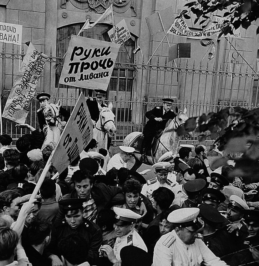 Советская милиция разгоняет митинг у американского посольства...