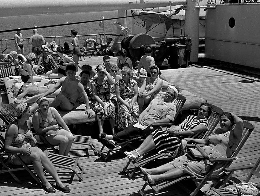 Советские туристы на теплоходе Грузия» 1958 год.