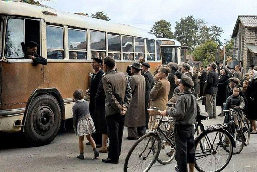 Проводы детей в летний пионерский лагерь. Ярославль, 1960-е...