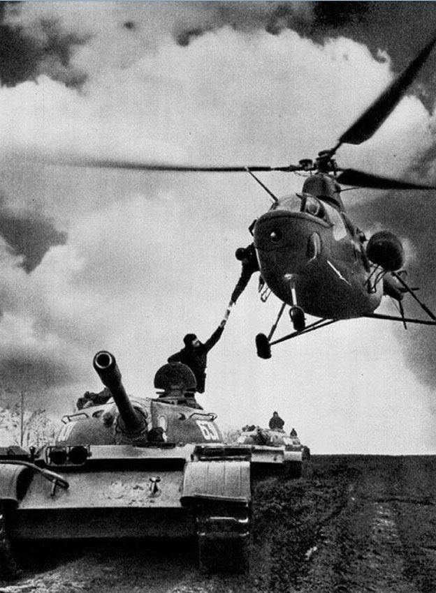 Доставка донесения из рук в руки. СССР, 1960 год.

Как в старые...