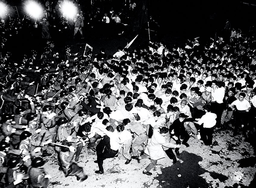 Массовые беспорядки в Токио, 1960 год, устроенные студенческими...