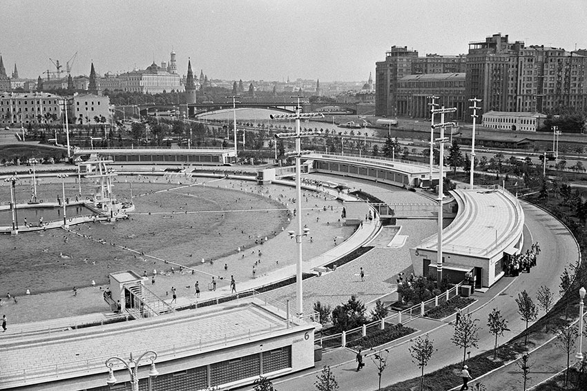 16 июля 1960 года в Москве торжественно открыли бассейн «Москва»...