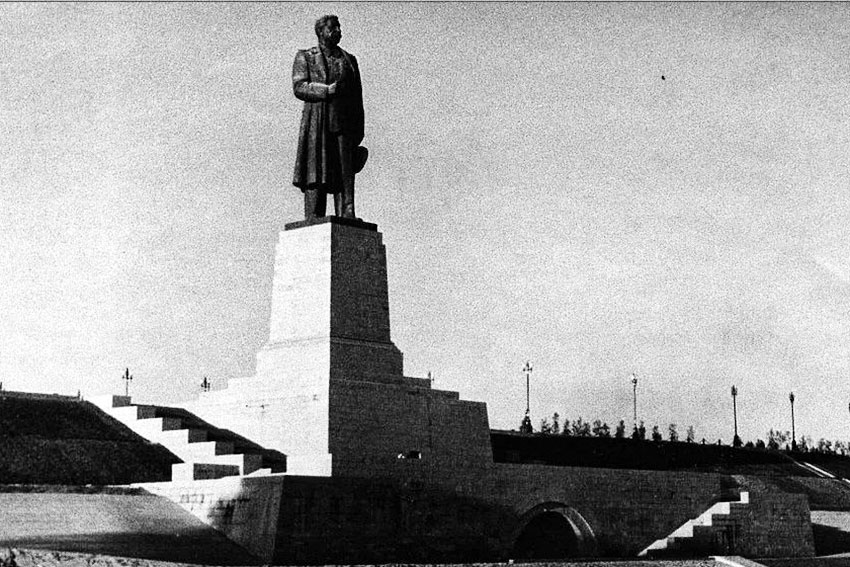 Памятник Сталину в Сталинграде на набережной Волго-Донского...