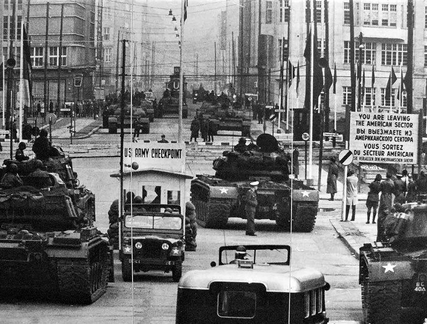 Американские танки выстроились напротив советских танков...