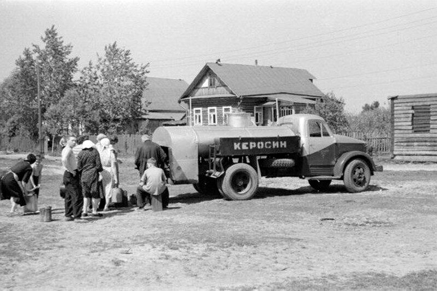 Торговля керосином на розлив. Mocковская область, 1963 год.