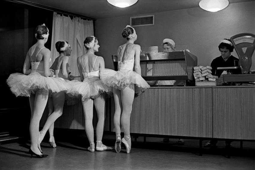 В театральном буфете "Лебеди", 1963 год