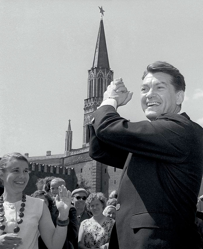 Жан Маре в Москве во время Московского кинофестиваля, 1963....