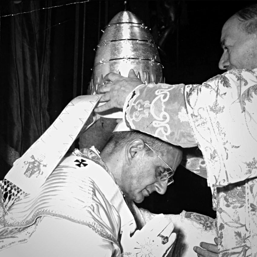 Папская тиара, возложенная на голову понтифика в 1963 году....