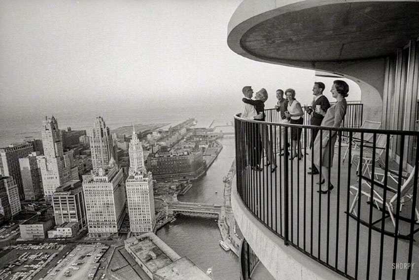 Новоселы квартиры на 60-м этаже нового небоскреба Marina City....