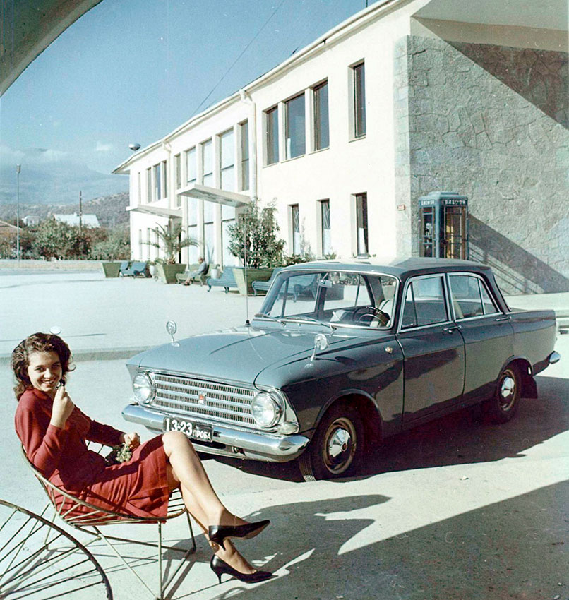 Реклама автомобиля Москвич-408, снятая у автовокзала в Алуште,...