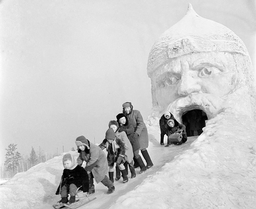 Школьники выкатываются из Головы богатыря из поэмы Пушкина...