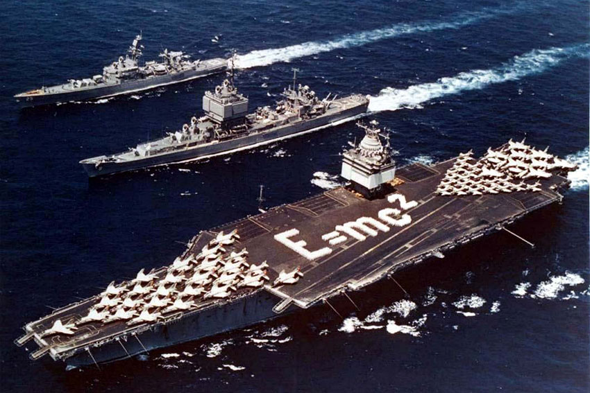 Экипаж USS Enterprise изложил «E = mc 2», в плавание по всему миру...
