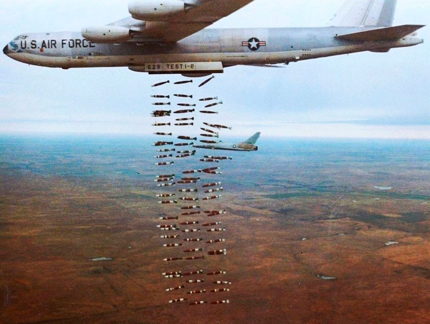 14 декабря 1964 ВВС США начинают операцию (Barrel Roll), разрушение...