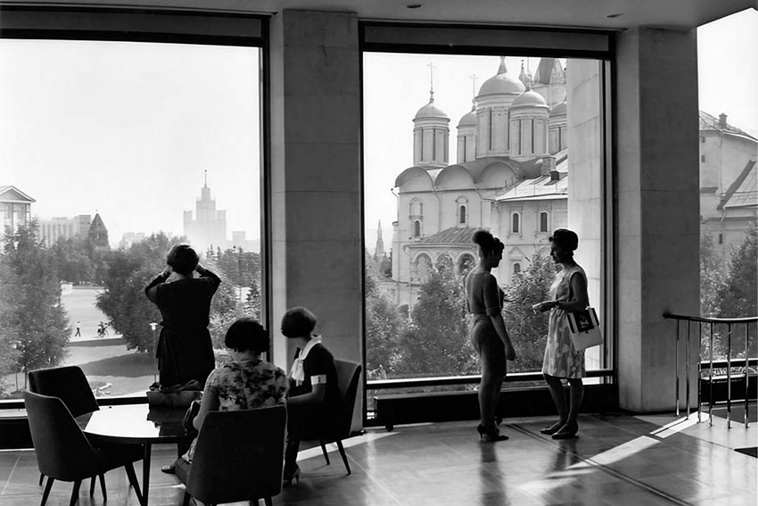 В интерьере Кремлевского дворца Съездов, 1967 год. В интерьере Кремлевского дворца Съездов, 1967 год.
