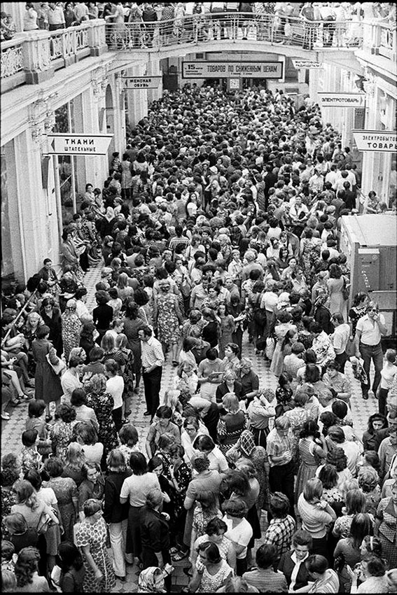 Заполненный москвичами и гостями столицы ГУМ. 1967 год Заполненный москвичами и гостями столицы ГУМ. 1967 год