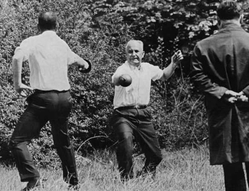 Последняя дуэль в 1967 г между депутатом-социалистом и мэром... Последняя дуэль в 1967 г между депутатом-социалистом и мэром...