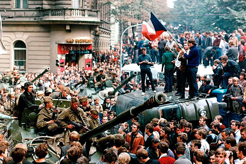 В ночь на 21 августа 1968 года советские танки вошли в Прагу.... В ночь на 21 августа 1968 года советские танки вошли в Прагу....