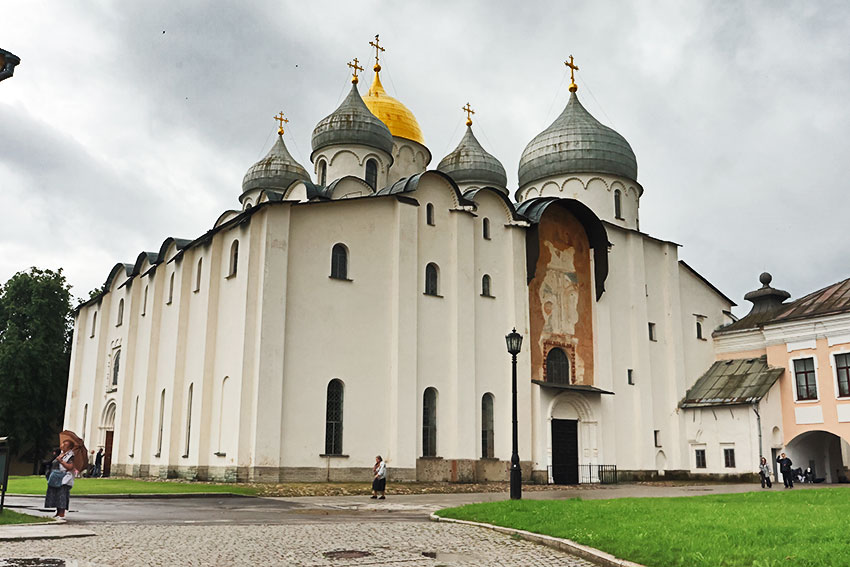 Началось строительство Софийского собора в Новгороде