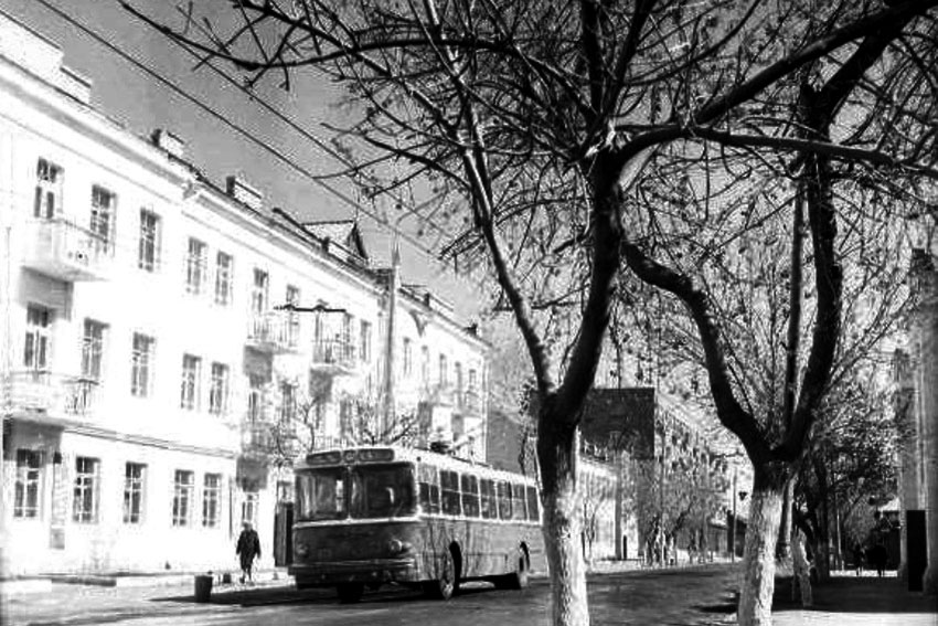 Улица М. Горького. Фото Черешнев В.П., май 1969 г. СОМК Улица М. Горького. Фото Черешнев В.П., май 1969 г. СОМК