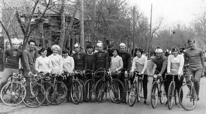 Велосипедисты на 1 май улице Халтурина, 1969 год Велосипедисты на 1 май улице Халтурина, 1969 год