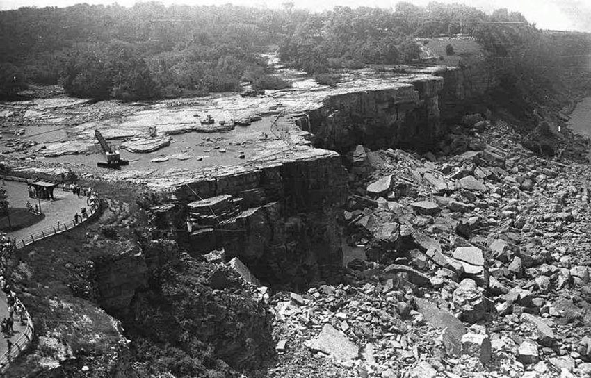 Ниагарский водопад без воды, 1969 год. Инженеры временно отводили... Ниагарский водопад без воды, 1969 год. Инженеры временно отводили...