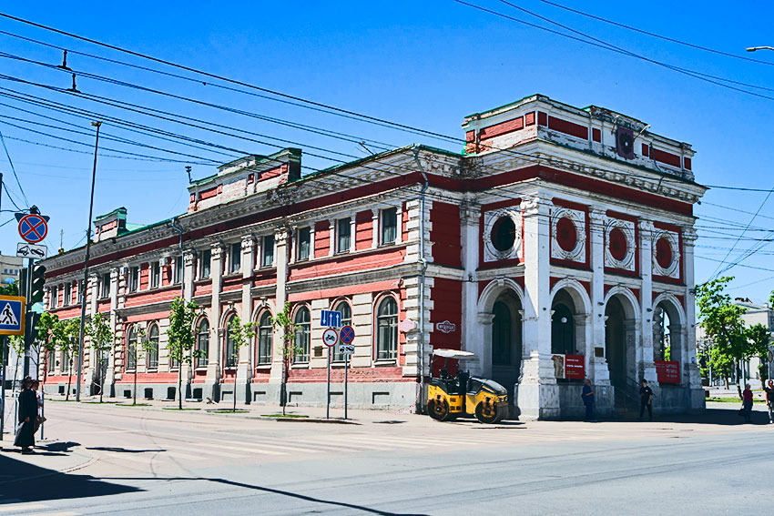 Бывшая Биржа. Угол улиц Московской и Радищева (Здание Поволжской академии государственной служб) Бывшая Биржа. Угол улиц Московской и Радищева (Здание Поволжской академии государственной служб)