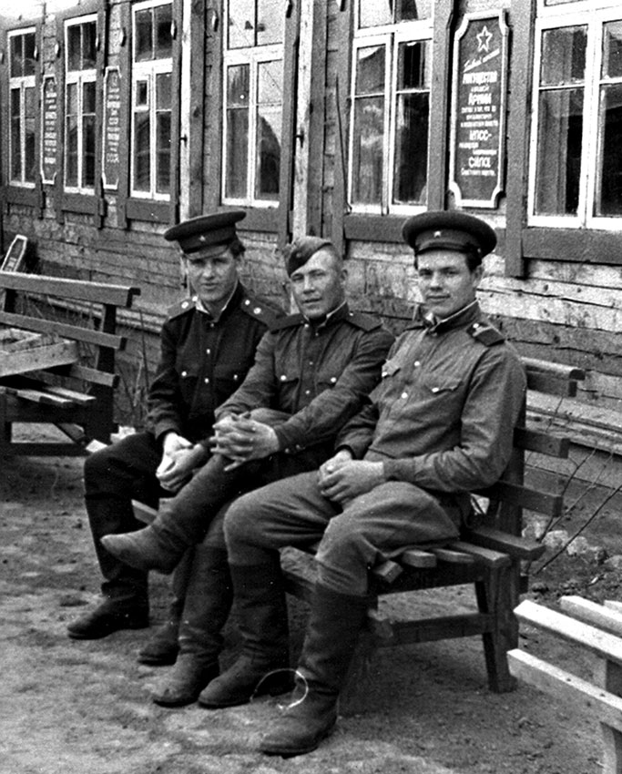 В военной части в минуты отдыха.