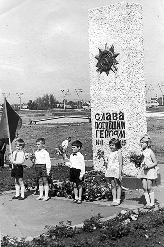 9 мае в сквере на против Дома культуры мясокомбината установлен... 9 мае в сквере на против Дома культуры мясокомбината установлен...