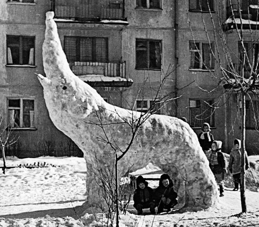 Зимние забавы, скульптура из снега, 1970 год. Зимние забавы, скульптура из снега, 1970 год.