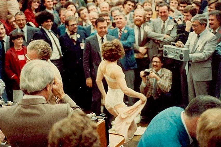Стриптизерша в торговом зале Фондовой биржи Торонто 1970... Стриптизерша в торговом зале Фондовой биржи Торонто 1970...