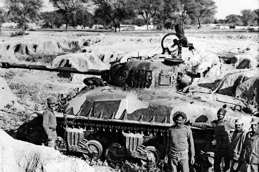 Индийские военные фотографируются на фоне подбитого пакистанского... Индийские военные фотографируются на фоне подбитого пакистанского...