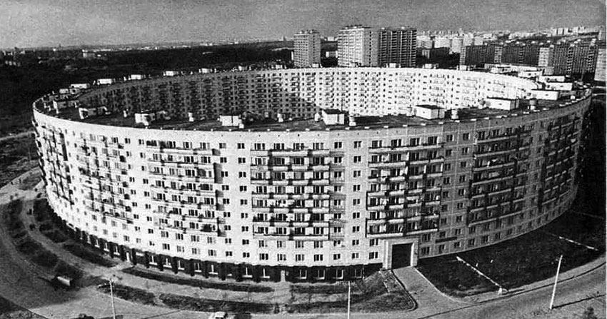 Первый в Москве дом, построенный в необычной форме, 1972 год. Первый в Москве дом, построенный в необычной форме, 1972 год.