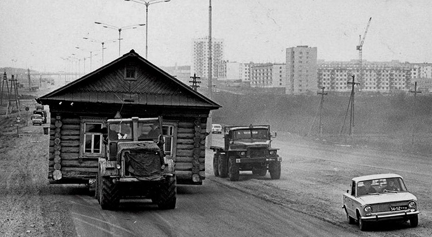 Перевозка дома в Набережных Челнах, 1972 год. Перевозка дома в Набережных Челнах, 1972 год.