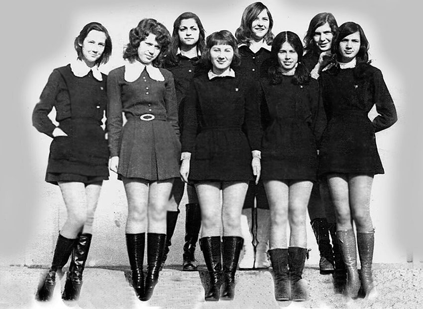 Школьницы выглядели очень мило, даже с бантиками в 10 классе. Школьницы выглядели очень мило, даже с бантиками в 10 классе.