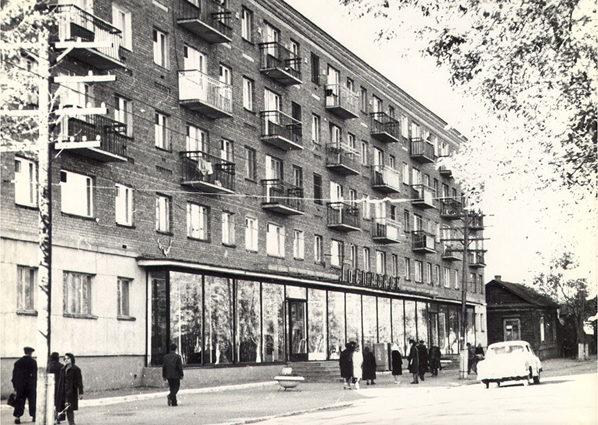 Гастроном на улице М. Горького, 24 магазин №100 в народе получил...