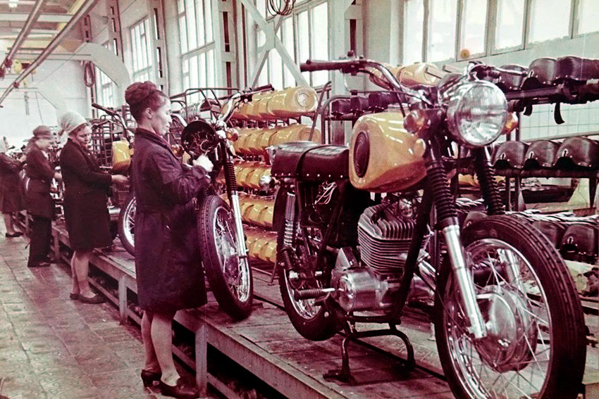 Сборка мотоциклов Иж Планета Спорт, СССР, 1973 год.
