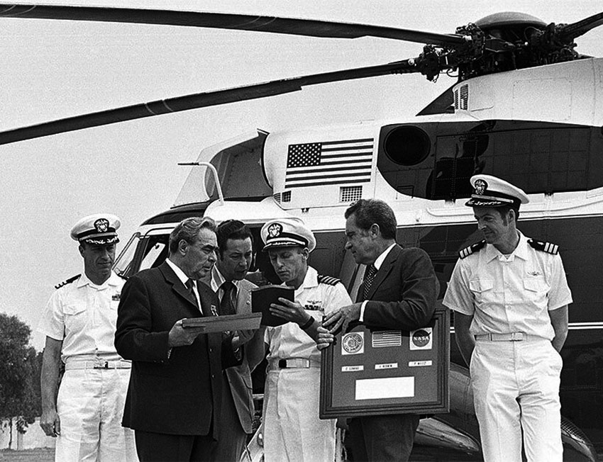 Генсек ЦК КПСС Л.И.Брежнев и Президент США Р.Никсон с американскими...