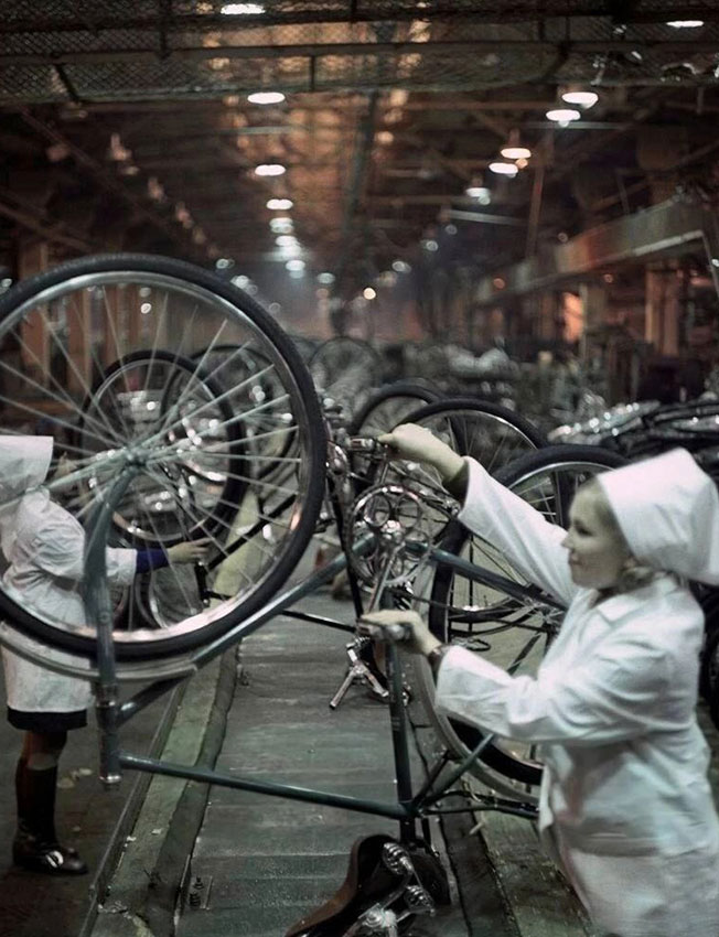 Главный конвейер Пермского велосипедного завода, 1973 год.