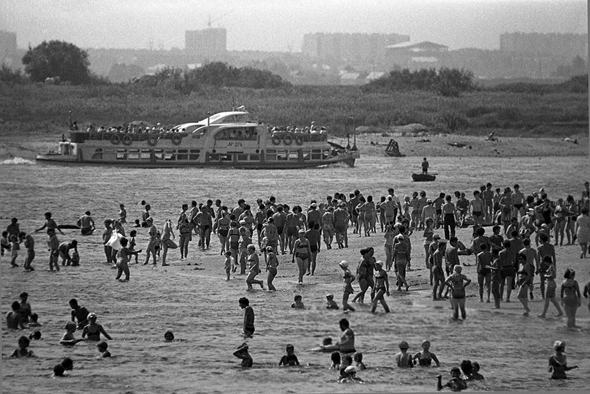 Городской пляж на реке Оке в Рязани, 1973 год.