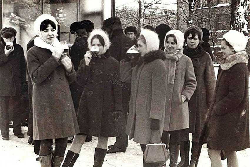 Девушки тоже любят пиво. Ленинград, 1974 год.