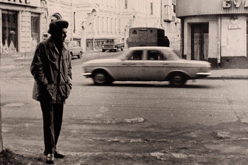 Булат Окуджава в воротах своего арбатского дома, 1976 год.
