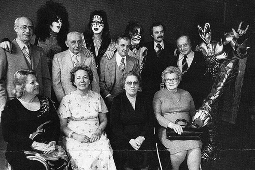 Группа KISS со своими родителями, 1976 год.