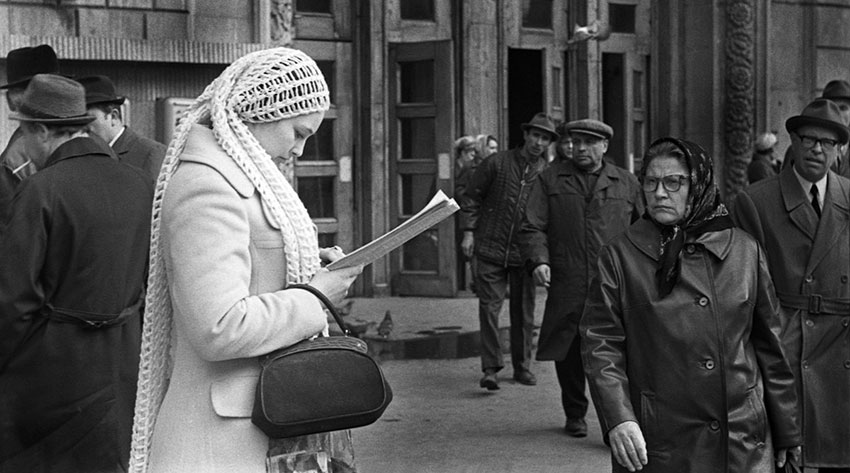 Дама в очень интересное головном уборе около станции метро...