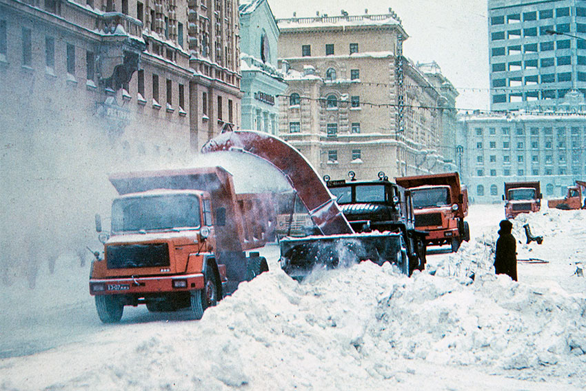 Уборка снега на Ленинском проспекте в Норильске. 1977 год.