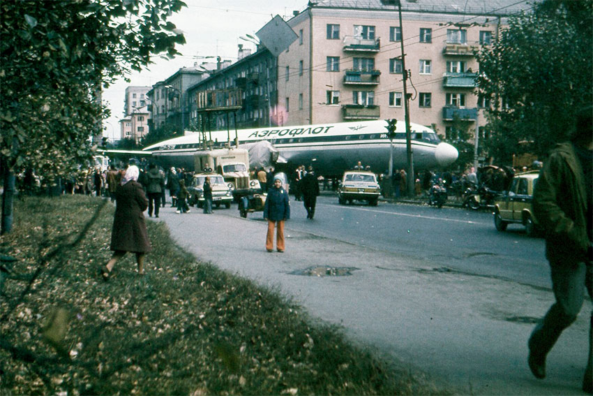 Ил-18 на улице Малышева, Свердловск, 1977 в парке Энгельса.