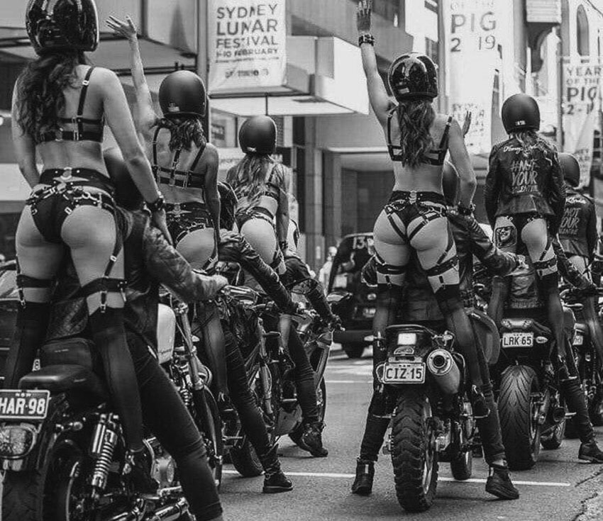 Парад байкеров и их подруг на Harley Davidson. 1979 год.